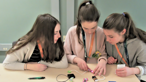 Des participantes en train de résoudre un défi avec les LittleBits
