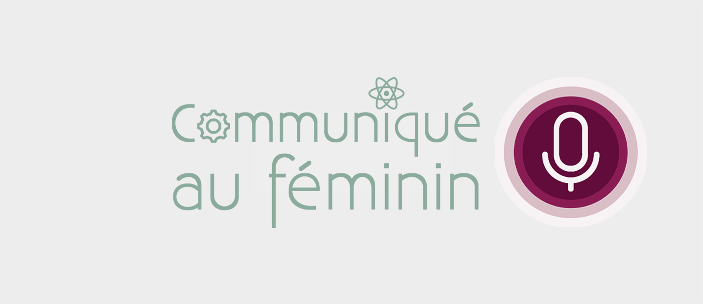 Logo du balado Communiqué au féminin. Le titre est de couleur vert pâle. Le o de Communiqué est un engrenage et le point du i est un atome. Dans le cercle bourgogne accolé au titre, on y trouve le symbole de microphone.